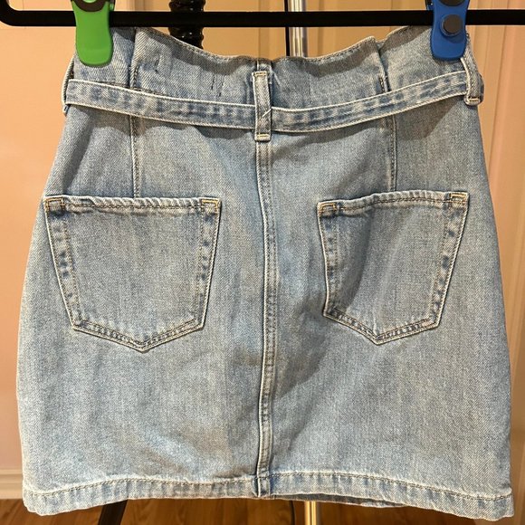 Hollister Denim Distressed Jean Skirt with Belt and Front Pockets - Size 26 - Picture 2 of 4